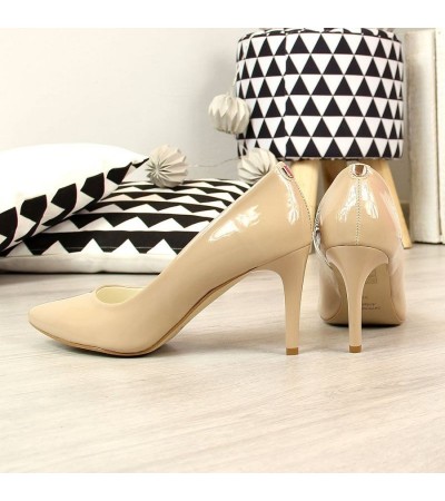 Pumps on a stiletto heel lacquered beige W Juma