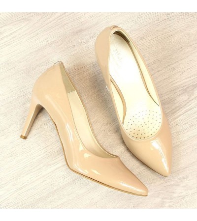 Pumps on a stiletto heel lacquered beige W Juma