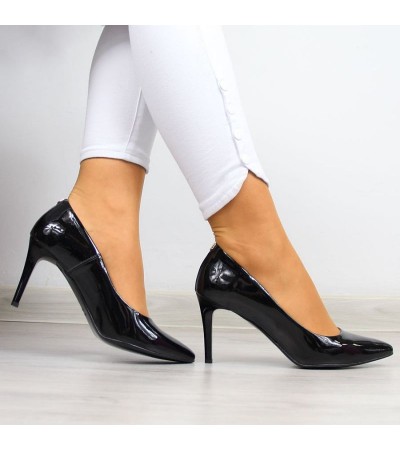 Pumps on a black lacquered stiletto W Juma