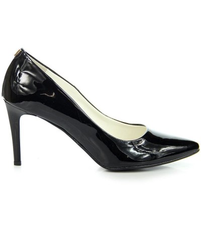 Pumps on a black lacquered stiletto W Juma