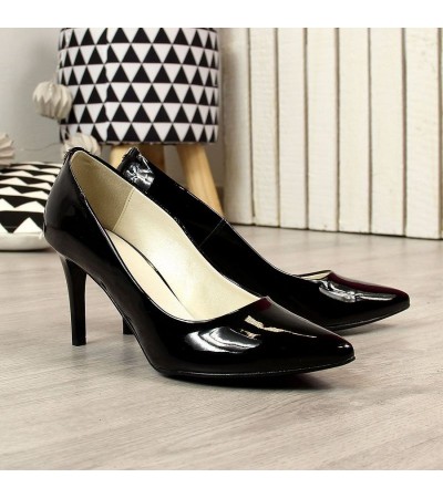 Pumps on a black lacquered stiletto W Juma