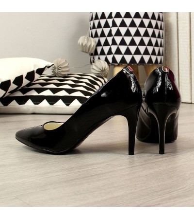 Pumps on a black lacquered stiletto W Juma