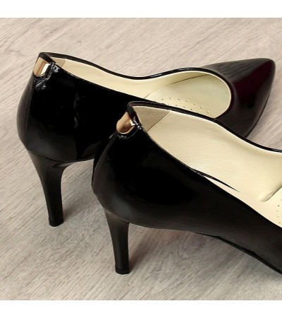 Pumps on a black lacquered stiletto W Juma