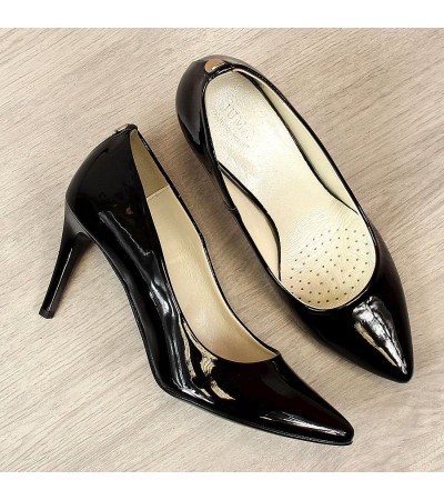 Pumps on a black lacquered stiletto W Juma