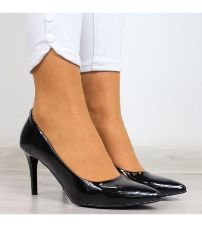 Pumps on a black lacquered stiletto W Juma