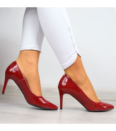 Pumps on a red lacquered stiletto W Juma