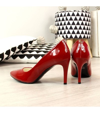 Pumps on a red lacquered stiletto W Juma